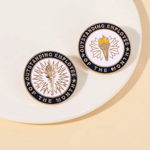 Hervorragender Mitarbeiter Des Monats Emaille Brosche Metall Fackel Pin Badge Für Büro Anerkennung Auszeichnung Jubiläums Schmuck