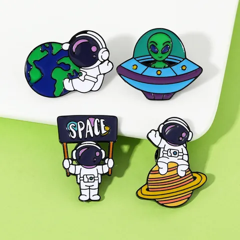 Kreative Legierung Weltraum Astronaut Außerirdischer UFO Emaille Brosche Pin Für Rucksack Dekoration Cartoon Planet Pin Schmuck