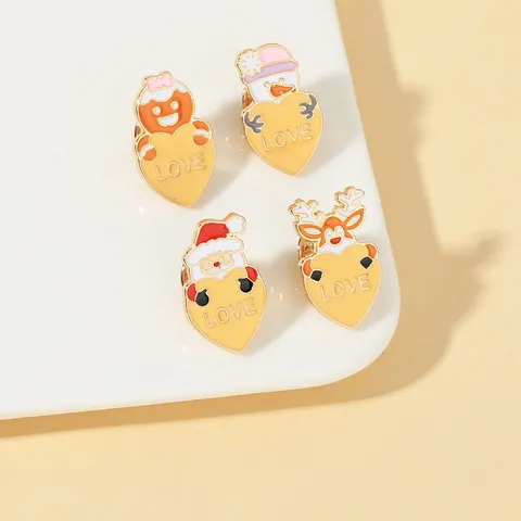 Christmas Cartoon Enamel Pin Brooch Alloy Snowman Santa Reindeer Gingerbread Man Holding Love Heart Badge Festive Jewelry Gift