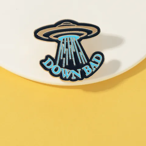 Spilla in Smalto Creativa a Forma di UFO Navicella Spaziale Distintivo in Lega con Scritta Down Bad per Zaino Abbigliamento Gioielli Sci-Fi