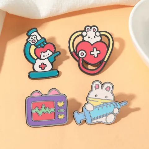 Simpatiche Spille in Smalto Medico Cartone Animato Coniglio Infermiera Cuore ECG Microscopio Siringa Lega Distintivo Accessori Medici