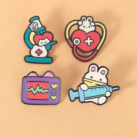 Spilla Smaltata in Lega di Zinco con Tema Medico Cartoon Simpatico Coniglietto Infermiera Ambulanza Stetoscopio Microscopio Distintivo Gioielli Moda Regalo