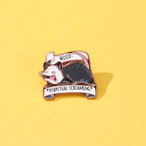 Divertente Spilla in Smalto Opossum Che Urla Perpetual Screaming Distintivo in Lega Oro Rosa per Giacca di Jeans