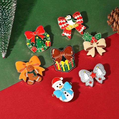Spilla di Natale in Smalto Lega Cartone Animato Pupazzo di Neve Omino di Pan di Zenzero Pinguino Ghirlanda Agrifoglio Fiocco Distintivo per Festa Gioielli
