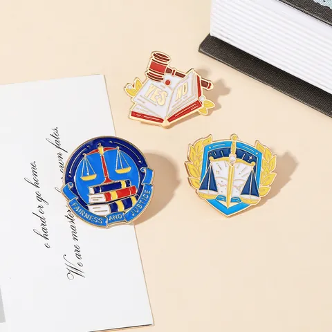 Broche de Aleación de Esmalte Tema Ley Justicia Mallete Balanza Libro Insignias para Traje Mochila Joyería Unisex Regalo