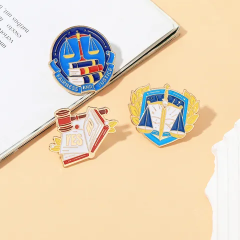 Broche de Aleación de Esmalte Tema Ley Justicia Mallete Balanza Libro Insignias para Traje Mochila Joyería Unisex Regalo