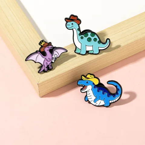 Cartoon Dinosaurier Emaille Brosche Cowboyhut Legierung Abzeichen Tier Kleidung Rucksack Dekor Anstecknadel Für Damen Herren Kinder Schmuck