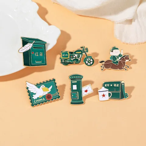 Set di Spille in Smalto Postale Vintage in Lega di Zinco Messaggero Cassetta Postale Francobollo Moto Distintivo Decorazione