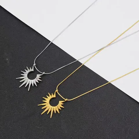 Collana con Pendente a Raggiera di Moda Acciaio al Titanio Raggi di Sole Catena Geometrica per Donna Gioielli Regalo