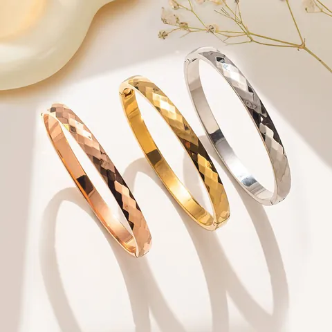 Bracciale Rigido Minimalista in Acciaio Inossidabile Taglio a Rombo Placcato Oro 18K Aperto Elegante Gioielli alla Moda per Donna
