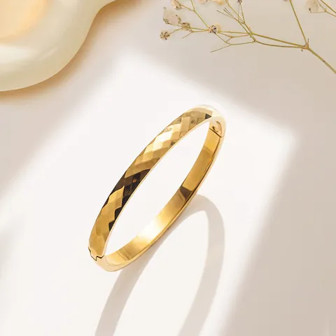 Bracciale Rigido Minimalista in Acciaio Inossidabile Taglio a Rombo Placcato Oro 18K Aperto Elegante Gioielli alla Moda per Donna