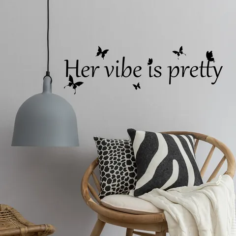 Adesivo da Parete Con Slogan Inglese Her Vibe Is Pretty Con Farfalle Nere Decalcomania da Parete in PVC Fai-Da-Te per Casa