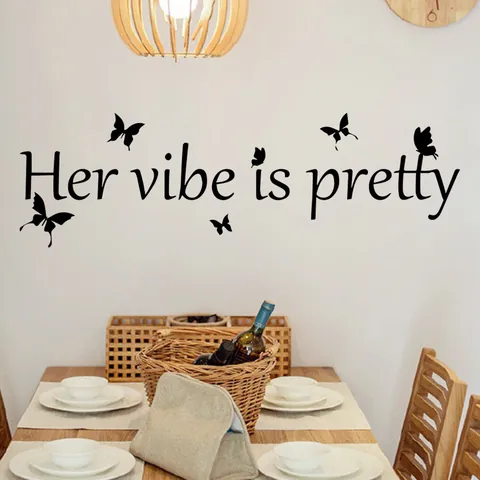Adesivo da Parete Con Slogan Inglese Her Vibe Is Pretty Con Farfalle Nere Decalcomania da Parete in PVC Fai-Da-Te per Casa