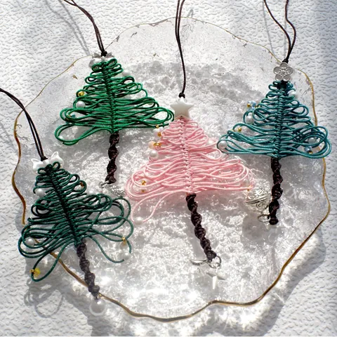 Pendentif Sapin de Noël en Macramé Tissé à la Main Avec Breloque en Métal et Perles d'Imitation pour Décoration de Fête Ornement Suspendu Cadeau