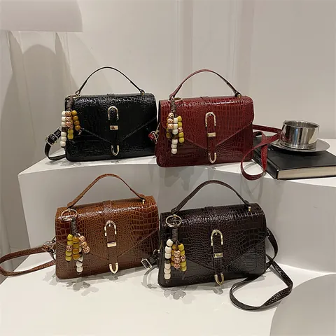 Sac À Épaule Femme Motif Crocodile Cuir PU Sac Bandoulière Carré Sac À Main Commuter Pendentif Perles Vintage Rabat