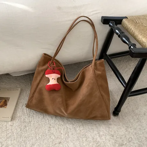 Retro PU Leder Tragetasche Große Kapazität Minimalistisch Anspruchsvolle Umhängetasche Für Damen Pendeln Täglich Mit Plüsch Anhänger