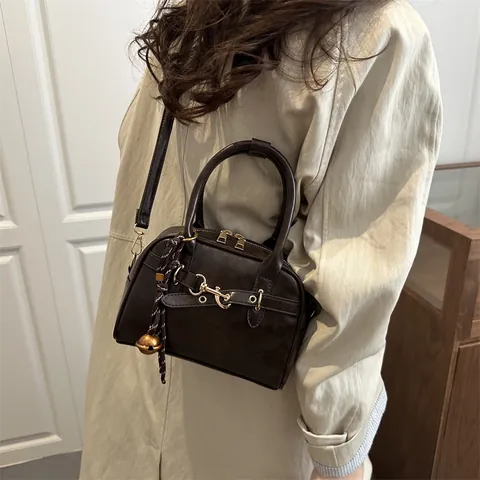 Vintage PU Leder Boston Handtasche Für Damen Schulter Crossbody Tasche Mit Trensen Gürtel Dekoration Glocke Anhänger Büro