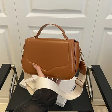 Borsa a Tracolla da Donna alla Moda con Patta a Onde in Pelle PU Handbag con Ampia Tracolla Regolabile e Dettagli Dorati
