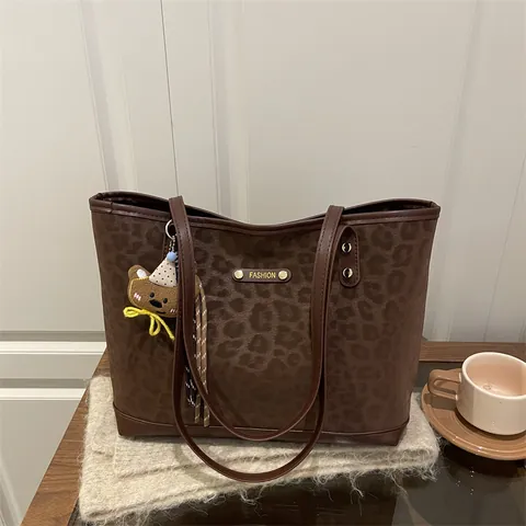 Damen Wildleder Tragetasche Mit Leopardenmuster Große Kapazität Schultertasche Mode Handtasche Mit Bärenanhänger Retro