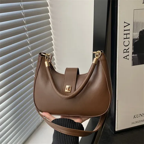 Borsa a Mezzaluna Minimalista da Donna in Pelle PU di Lusso Borsa a Spalla Tracolla Con Chiusura in Metallo Dorato Elegante