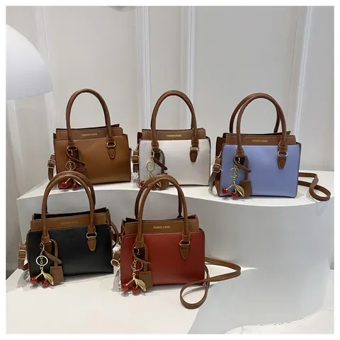 Damen Farbkontrast Nähte Handtasche PU Lychee Muster Umhängetasche Mit Kirsch Anhänger Mode Buchstaben Druck Tote Bag