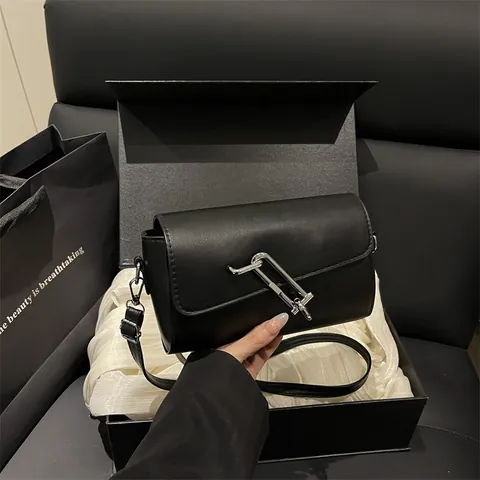Μινιμαλιστική Τετράγωνη Τσάντα Crossbody από Δέρμα PU Μοναδική Ασημένια Αγκράφα Γαλλικού Στυλ Γυναικεία Καθημερινή Τσάντα Ώμου Μόδας