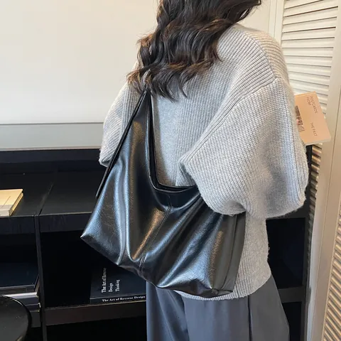 Vintage PU Leather Large Capacity Hobo Shoulder Bag For Women Wide Strap Crossbody Bag Set With Small Zipper Pouch