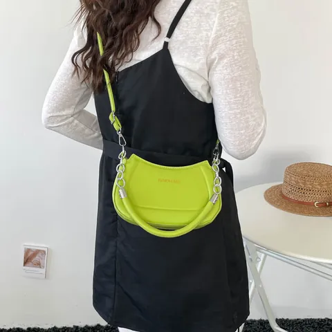 Damen PU Leder Halbmond Schultertasche Mit Metallkette Riemen Einfarbig Achsel Umhängetasche Mode Handtasche Schmuck