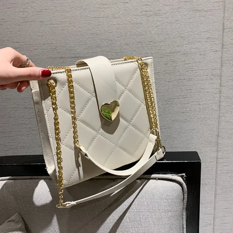 Damen Umhängetasche Gesteppt Rautenmuster Goldene Herzschnalle PU Leder Kette Crossbody Kleine Quadratische Tasche Mode Handtasche