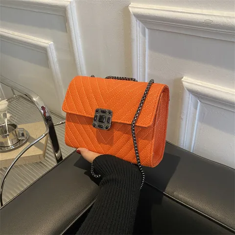 Damen Vintage PU Leder Umhängetasche Mit Chevron Steppung Quadratische Edelstein Schnalle Metallkette Mode Quadratische Tasche