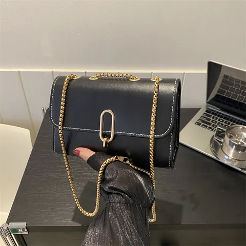 Minimalistische PU-Leder Kleine Quadratische Tasche Für Damen Goldkette Schulter-Umhängetasche Mit Kontrastnähten Und Metallo-Verschluss