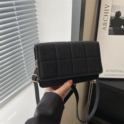 Damen Mode Filz Quadratisch Geprägt Umhängetasche Einfache Vielseitige Gesteppte Klappen Schultertasche Mit Verstellbarem Riemen