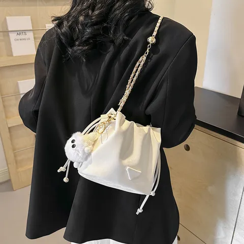 Damen Mode PU Leder Kordelzug Eimertasche Mit Ketten Schultergurt Und Dreiecksplatte Umhängetasche