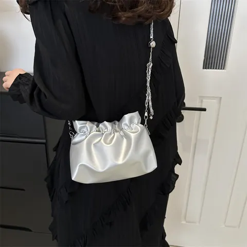 Bolso de Nube Plisado Estilo Francés para Mujer Cuero de PU Suave con Cordón Bolso de Hombro con Correa de Cadena de Bola de Metal Bolso de Bandolera Casual Chic