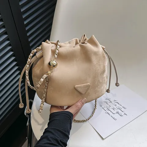 Damen Mode PU Leder Kordelzug Eimertasche Mit Ketten Schultergurt Und Dreiecksplatte Umhängetasche