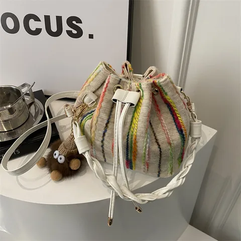 Bolso Cubo Tejido de Rayas para Mujer Con Cordón Bolso de Mano Bloque de Color Blanco Bolso de Hombro Con Colgante de Monstruo
