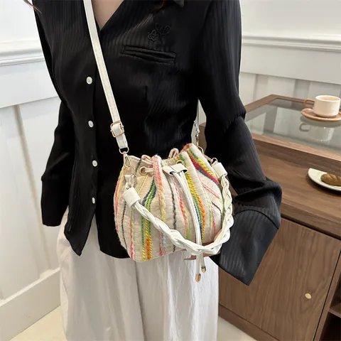 Bolso Cubo Tejido de Rayas para Mujer Con Cordón Bolso de Mano Bloque de Color Blanco Bolso de Hombro Con Colgante de Monstruo