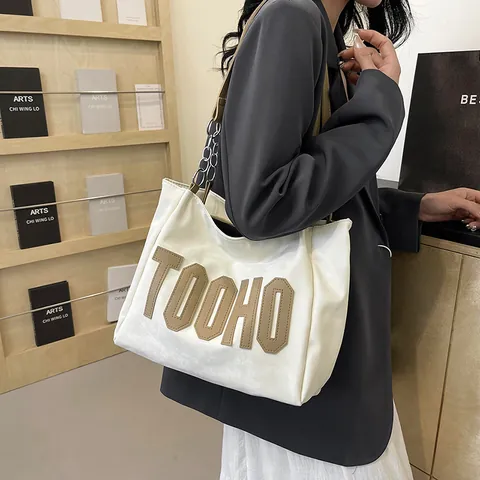 Große Kapazität Damen PU Leder Tragetasche Mit Buchstaben Patch Kontrastfarbe Schultertasche Mit Metallkette Riemen Pendler