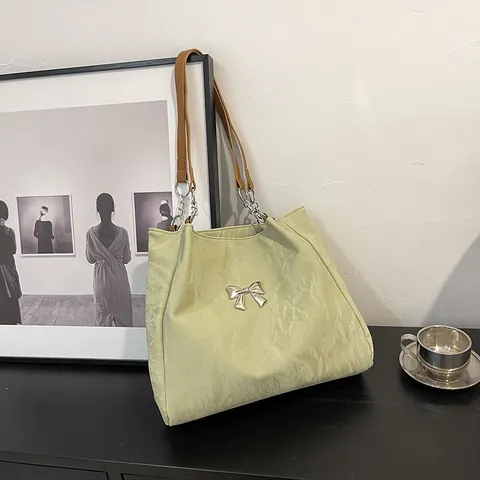Borsa Tote in Velluto Plissettato Dolce da Donna Moda Grande Capacità Borsa a Tracolla Con Fiocco in Metallo per Pendolarismo