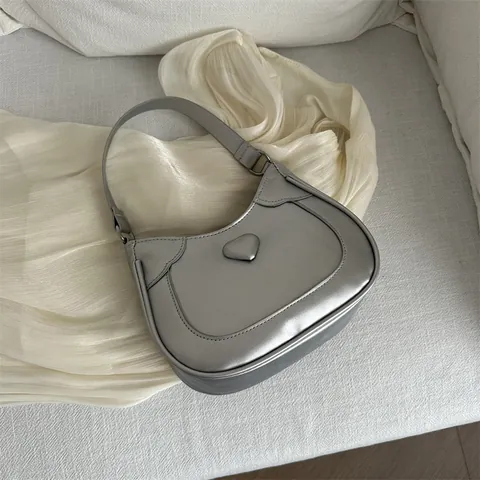 Trendige PU Leder Umhängetasche Mit Herzprägung Halbkreis Hobo Handtasche Für Damen Casual Pendeltasche Mit Verstellbarem Riemen