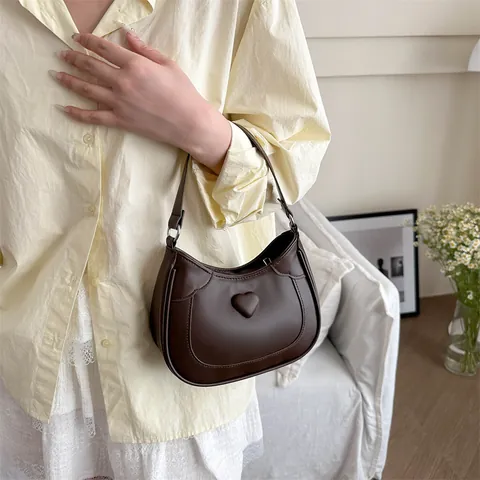 Trendige PU Leder Umhängetasche Mit Herzprägung Halbkreis Hobo Handtasche Für Damen Casual Pendeltasche Mit Verstellbarem Riemen