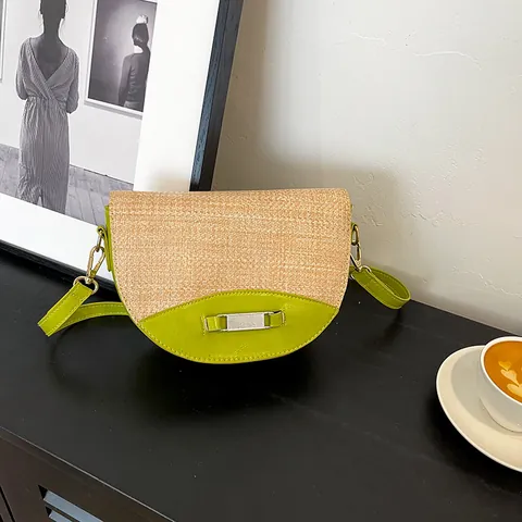 Borsa a Sella da Donna Elegante in Paglia Intrecciata e Pelle PU Patchwork Borsa a Tracolla a Contrasto con Fibbia in Metallo