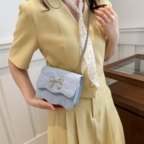 Damen Trendige Wellenkante Schleife Umhängetasche PU Leder Mini Schultertasche Mit Metallkettenriemen Mode Kleine Quadratische Tasche