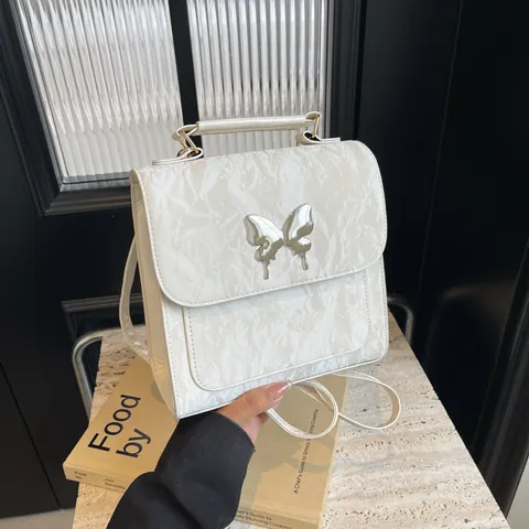 Damen Fashion PU Leder Rucksack Faltenstruktur Metall Schmetterling Schnalle Mehrzweck Schultertasche Umhängetasche Handtasche Street Style Täglich Reise Geldbörse