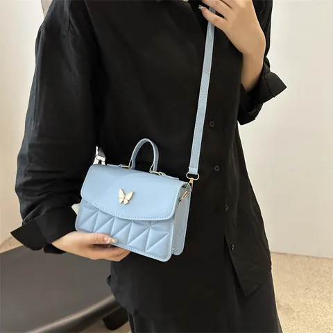 Französischer Stil Gesteppte PU Leder Umhängetasche Für Damen Mit Schmetterlings-Hardware-Schnalle Einfache Pendler Handtasche