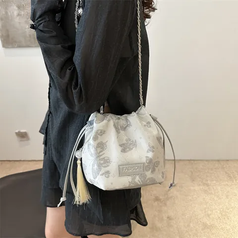Borsa a Secchiello da Donna con Stampa a Farfalla e Nappina Catena Nuovo Stile Cinese Effetto Raso Borsa a Tracolla Moda