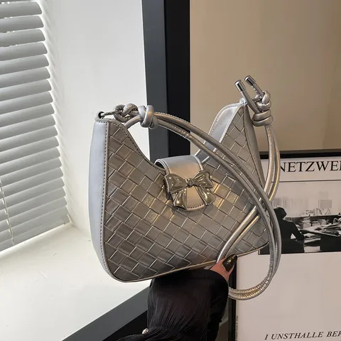 Damen Gewebte PU Leder Achseltasche Mode Halbmond Schultertasche Mit Metallschleife Dekor Geknoteter Riemen Pendler Handtasche