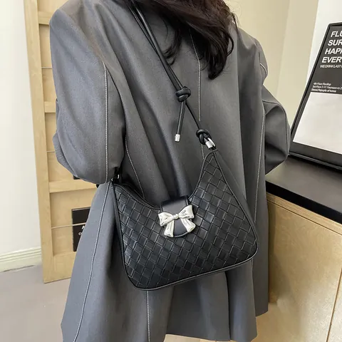 Damen Gewebte PU Leder Achseltasche Mode Halbmond Schultertasche Mit Metallschleife Dekor Geknoteter Riemen Pendler Handtasche