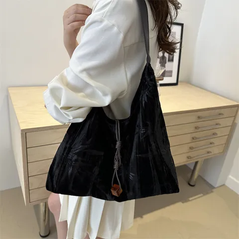Women Vintage Pleated Velvet Tote Bag Large Capacity Underarm Shoulder Bag Bamboo Leaf Pattern With Amber Pendant