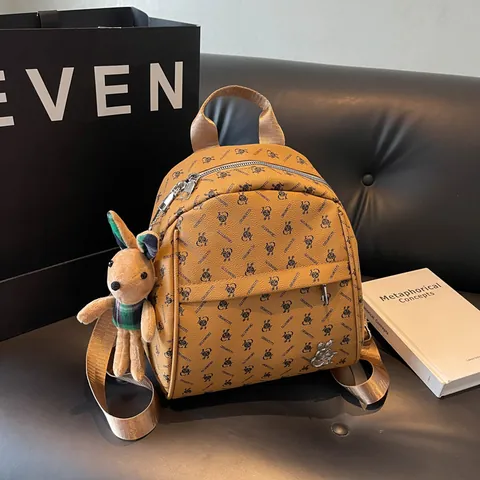 Sac à Dos Femme en Cuir PU Monogramme Avec Pendentif Lapin en Peluche Style Harajuku Décontracté pour Voyage Quotidien